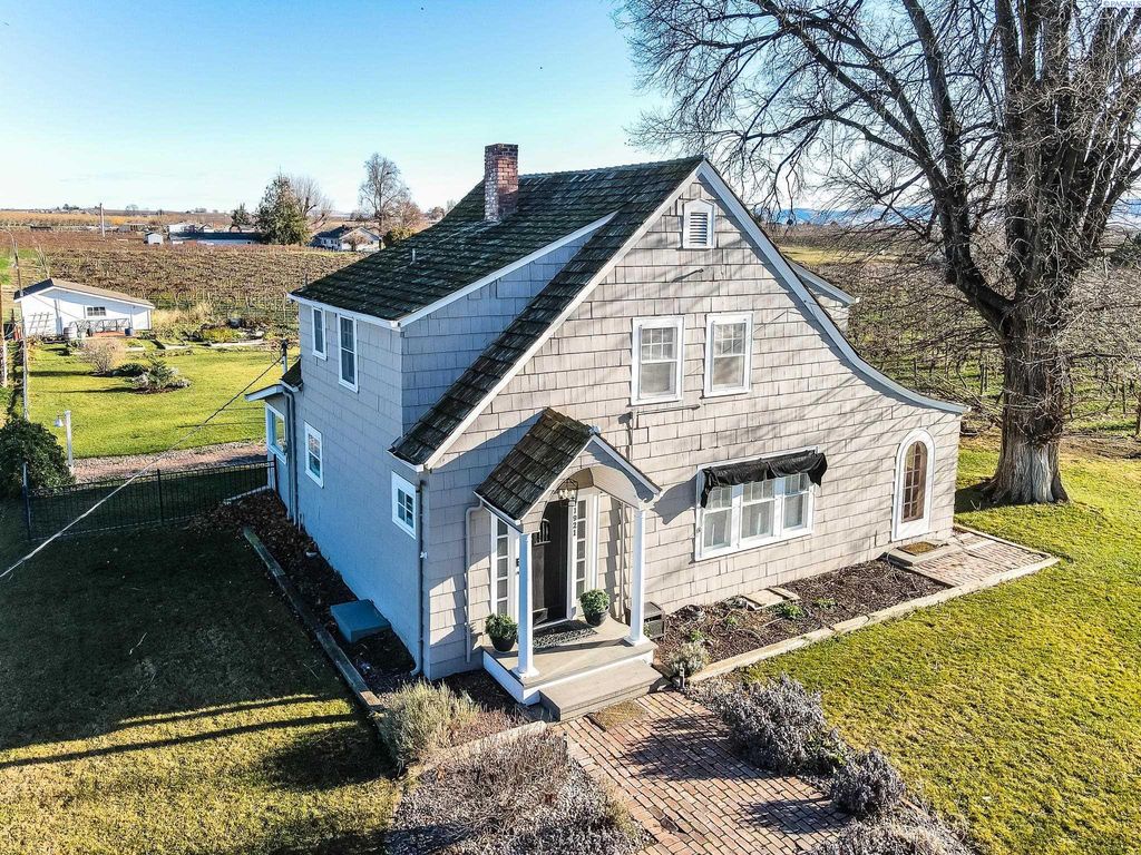 Photo of 1921 Olmstead Rd, Grandview, WA 98930 (MLS # 289504)