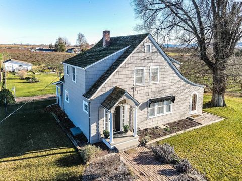 Photo of 1921 Olmstead Rd, Grandview, WA 98930 (MLS # 289504)