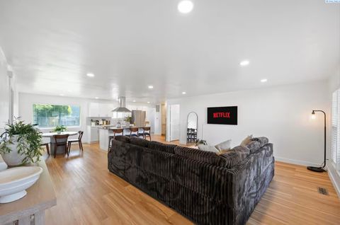 Photo of 412 N Jefferson St, Kennewick, WA 99336 (MLS # 281256)