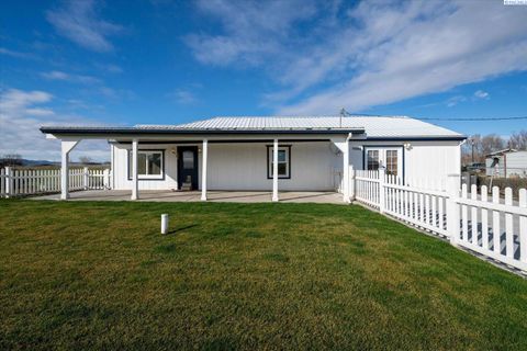 Photo of 11002 N Albro Road, Prosser, WA 99350 (MLS # 290865)