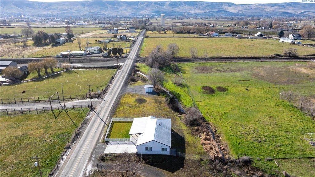 Photo of 11002 N Albro Road, Prosser, WA 99350 (MLS # 290865)