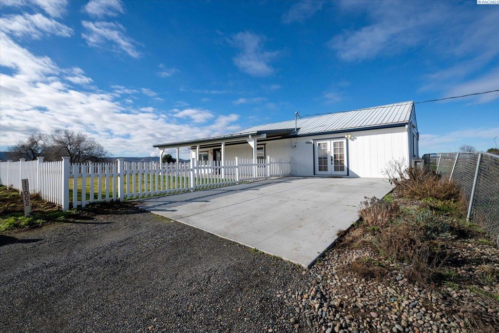 Photo of 11002 N Albro Road, Prosser, WA 99350 (MLS # 290865)