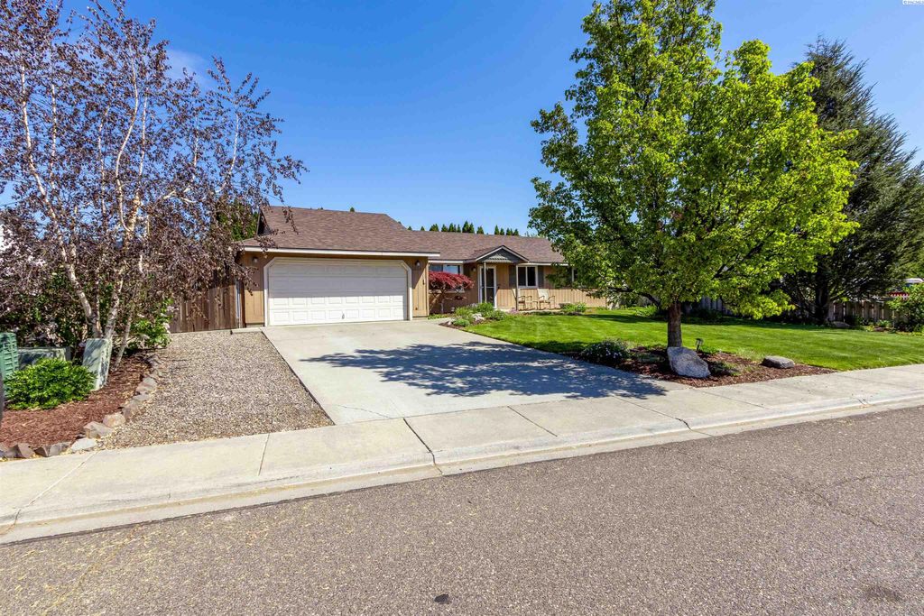 Photo of 4834 Hibiscus St, West Richland, WA 99353 (MLS # 292515)