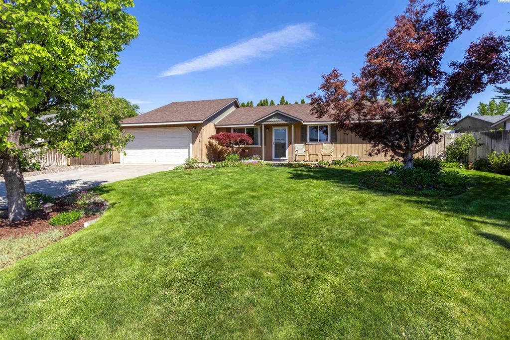 Photo of 4834 Hibiscus St, West Richland, WA 99353 (MLS # 292515)