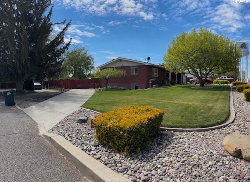 Photo of 1106 King St, Grandview, WA 98930 (MLS # 292414)