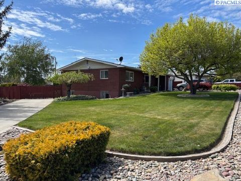 Photo of 1106 King St, Grandview, WA 98930 (MLS # 292414)