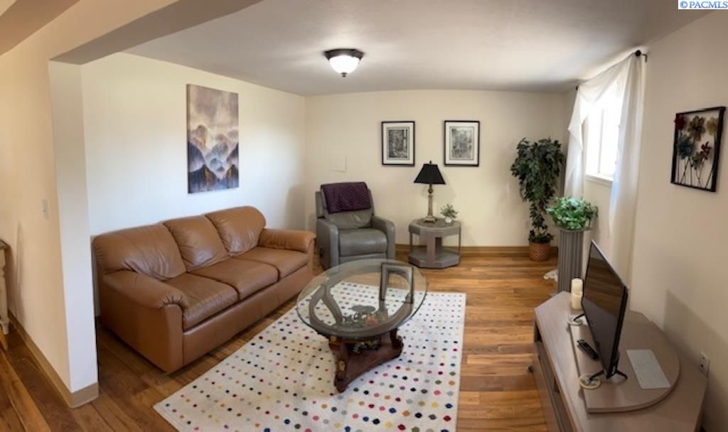 Photo of 1106 King St, Grandview, WA 98930 (MLS # 292414)