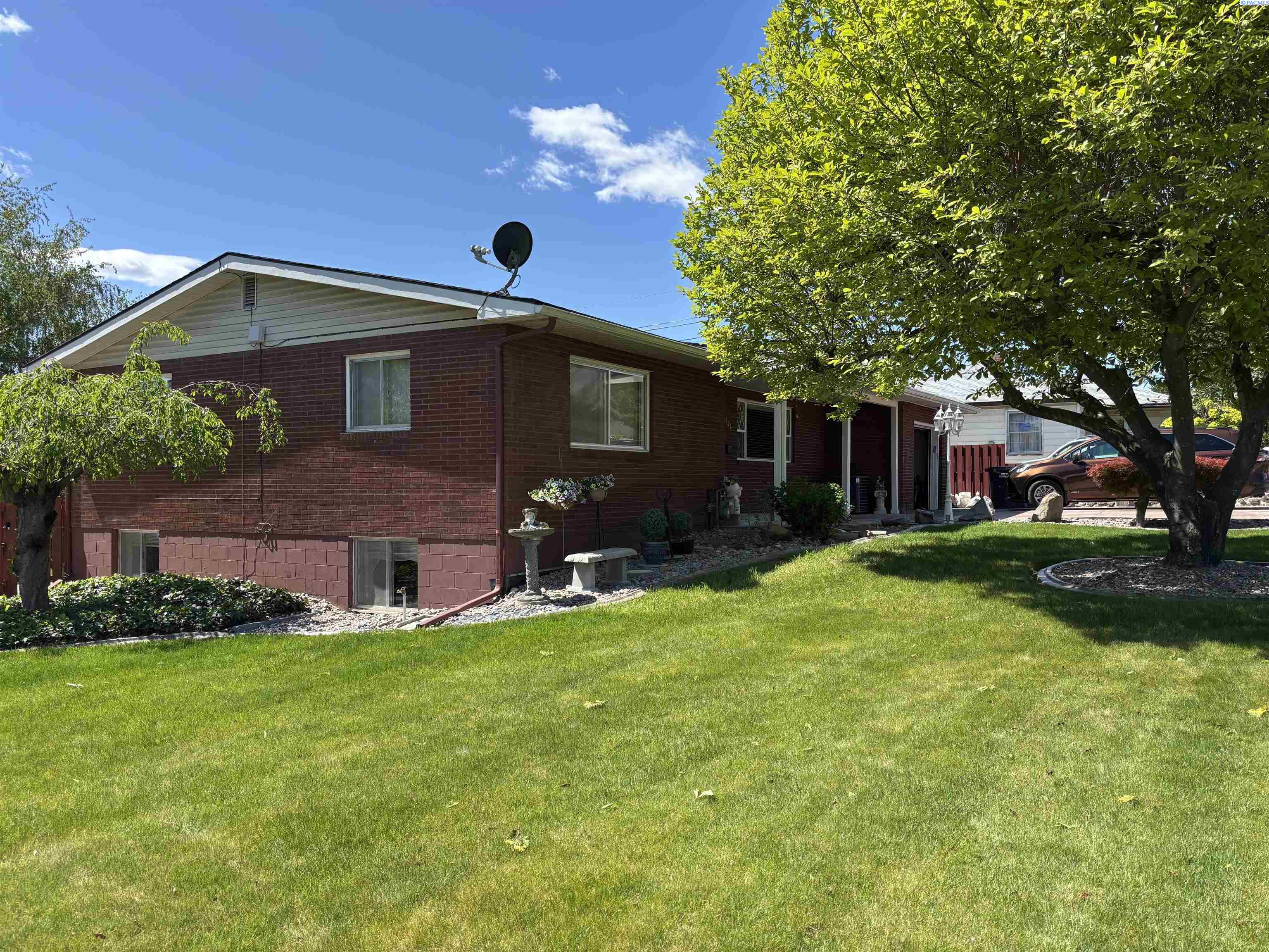 Photo 1 of 14 — 1106 King St, Grandview, WA 98930