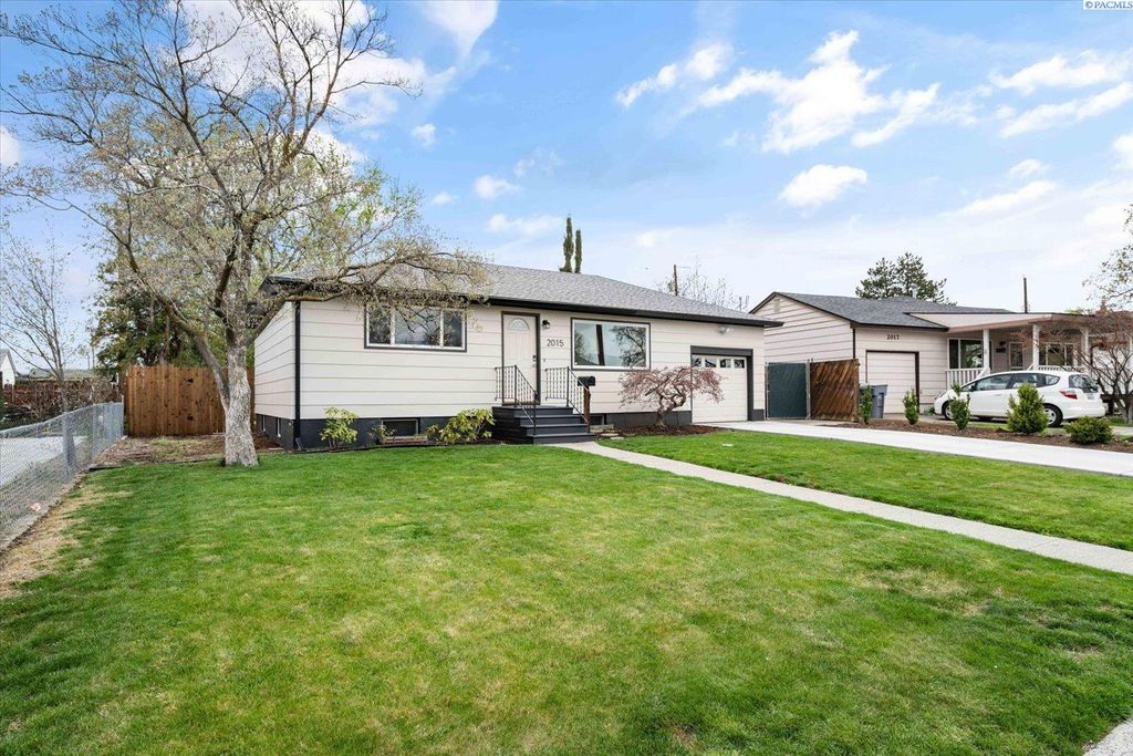 Photo of 2015 Blue Ave, Richland, WA 99354 (MLS # 291866)