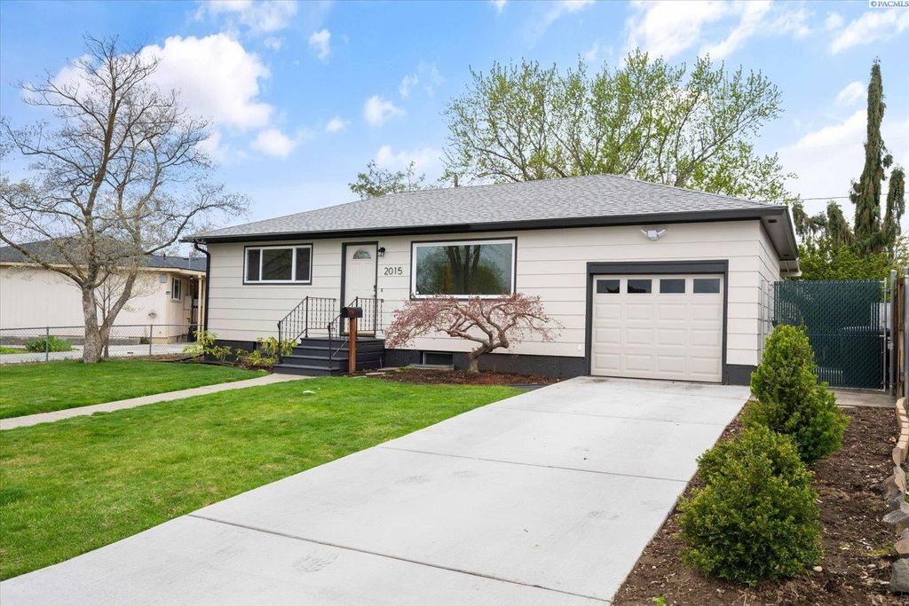 Photo of 2015 Blue Ave, Richland, WA 99354 (MLS # 291866)