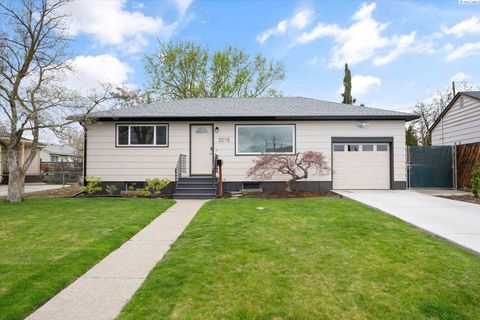 Photo of 2015 Blue Ave, Richland, WA 99354 (MLS # 291866)