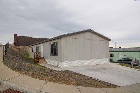 Photo of 635 Lonetree Lane, Richland, WA 99352 (MLS # 291399)