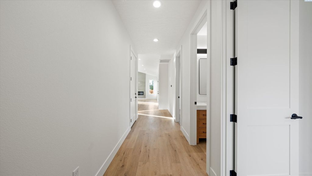 Photo of 919 Brown St, Prosser, WA 99350 (MLS # 289551)