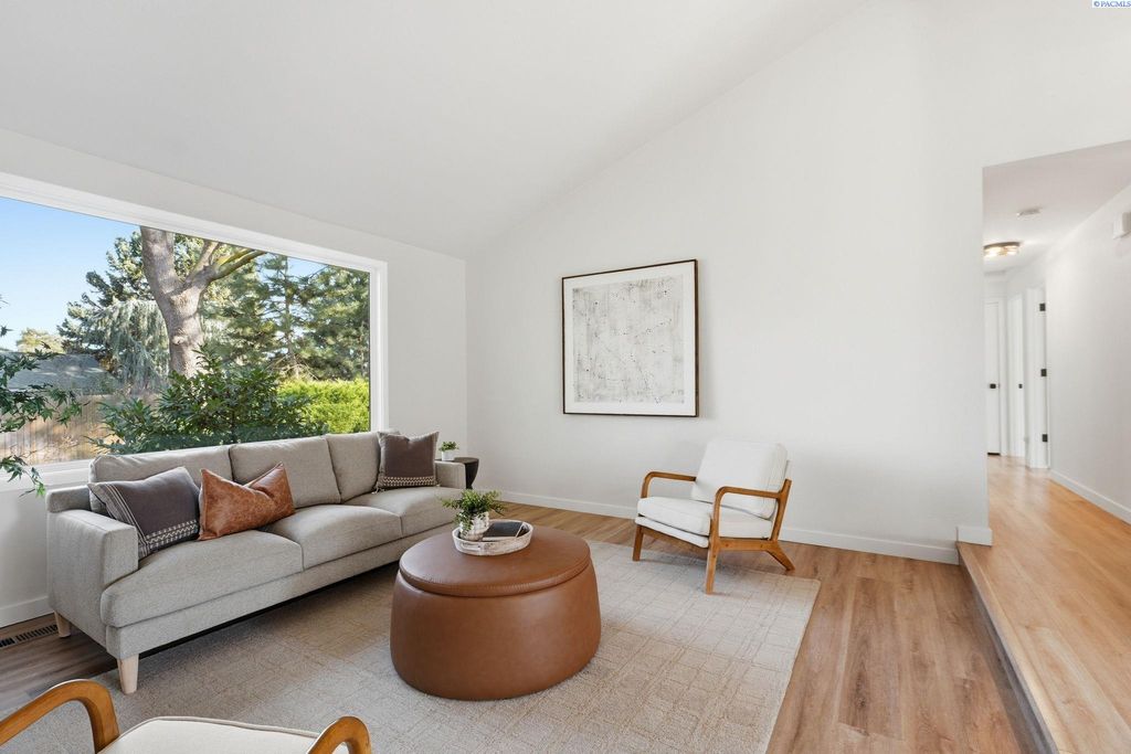 Photo of 2314 Easton Ave, Richland, WA 99354 (MLS # 291170)