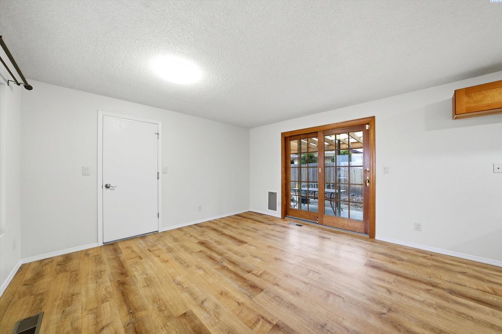 Photo of 935 W 14th Pl, Kennewick, WA 99337 (MLS # 290286)