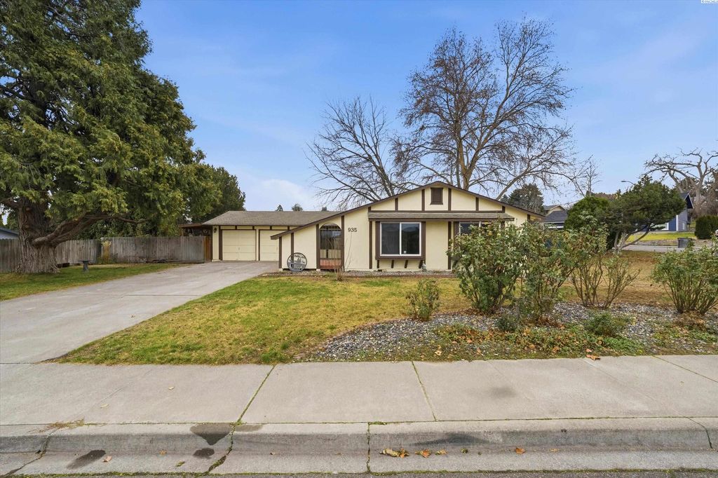 Photo of 935 W 14th Pl, Kennewick, WA 99337 (MLS # 290286)