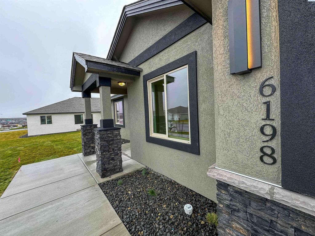 Photo of 6198 W 30th Pl, Kennewick, WA 99338 (MLS # 292074)