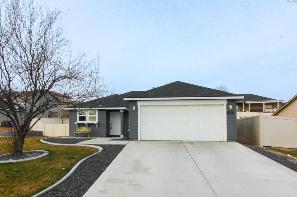 Photo of 6101 Turf Paradise Drive, Pasco, WA 99301 (MLS # 290730)