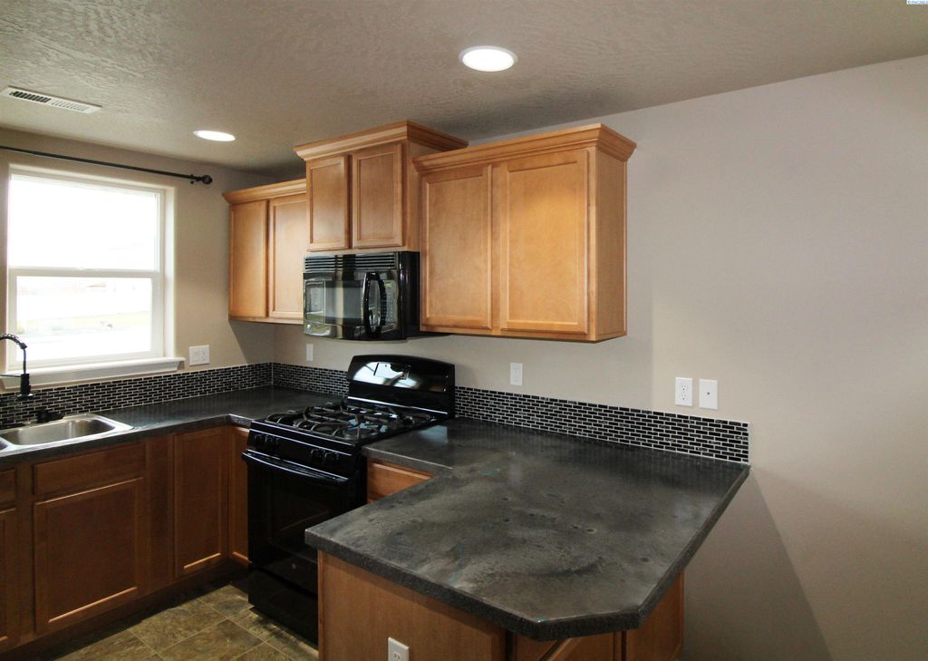 Photo of 6101 Turf Paradise Drive, Pasco, WA 99301 (MLS # 290730)