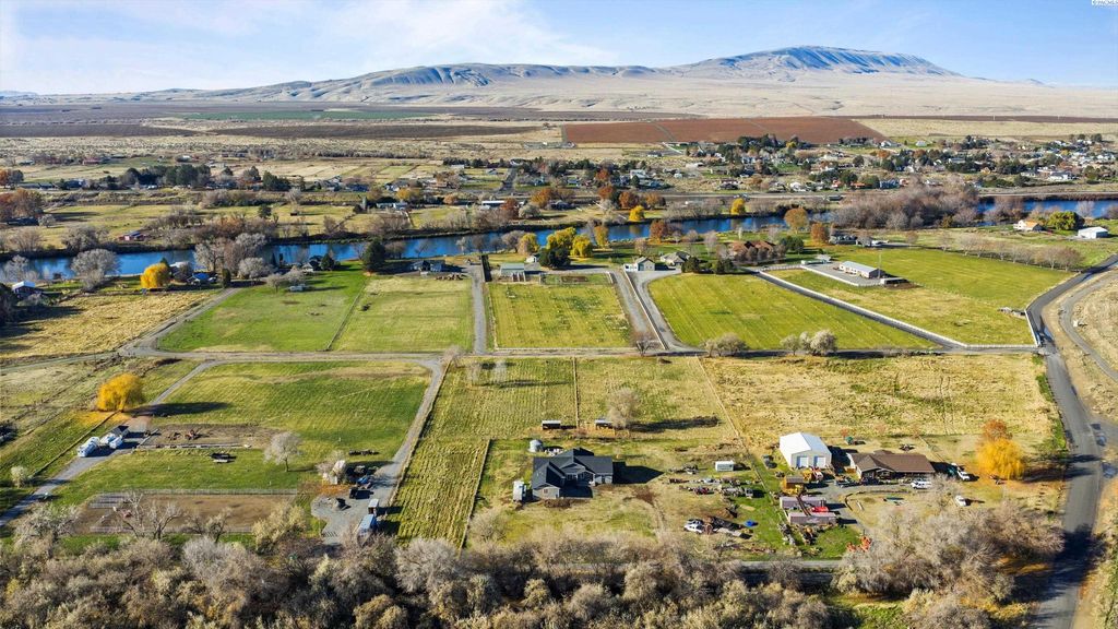 Photo of 97306 N Snively Rd, West Richland, WA 99353 (MLS # 289155)