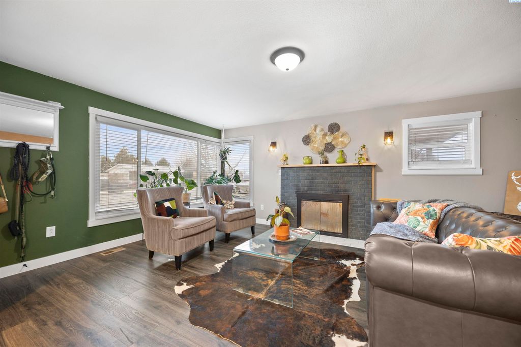 Photo of 1220 N Jefferson St, Kennewick, WA 99336 (MLS # 290315)