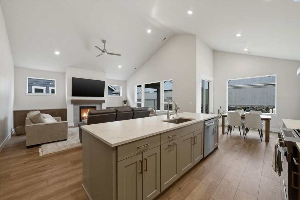 Photo of 2859 Centerline Ave, Richland, WA 99354 (MLS # 290698)