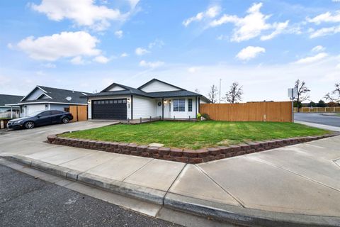 Photo of 8203 Whidbey Dr, Pasco, WA 99301 (MLS # 289005)