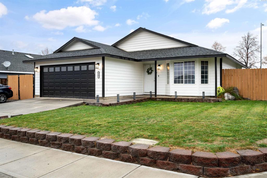 Photo of 8203 Whidbey Dr, Pasco, WA 99301 (MLS # 289005)