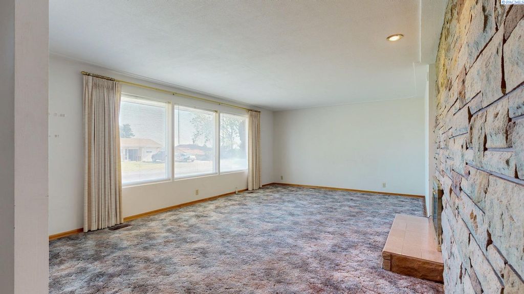 Photo of 7111 W Willamette Avenue, Kennewick, WA 99336 (MLS # 292827)