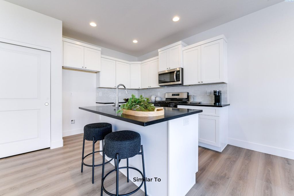 Photo of 10370 Clearwater Dr, Kennewick, WA 99336 (MLS # 289812)