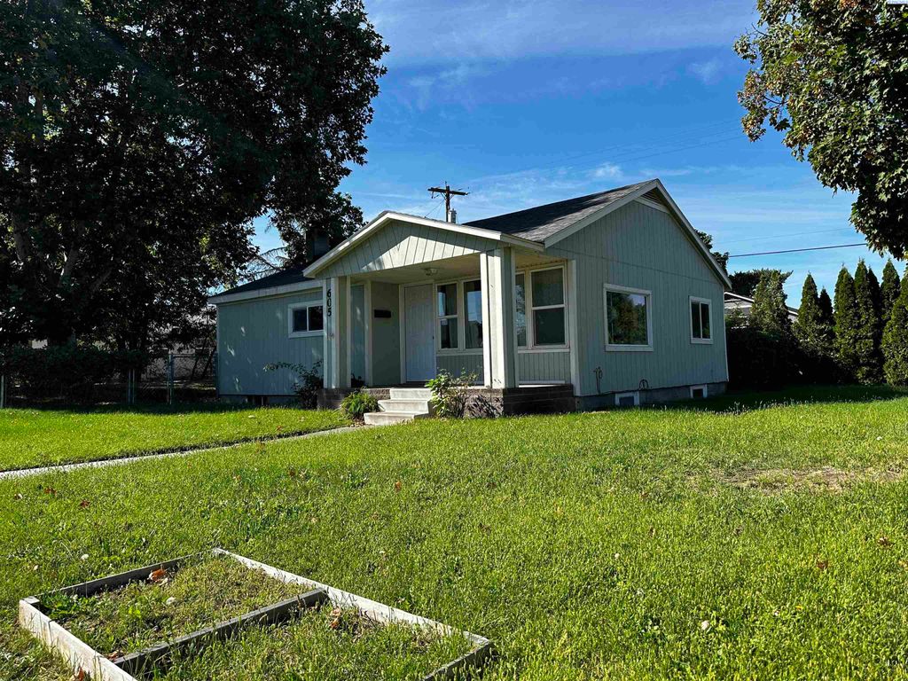 Photo of 605 Smith Ave, Richland, WA 99352 (MLS # 289169)