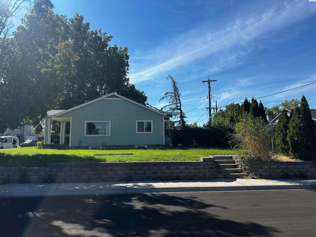 Photo of 605 Smith Ave, Richland, WA 99352 (MLS # 289169)