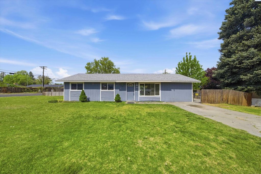 Photo of 1720 W 11th Ave, Kennewick, WA 99337 (MLS # 292294)