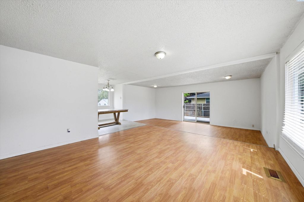 Photo of 1720 W 11th Ave, Kennewick, WA 99337 (MLS # 292294)