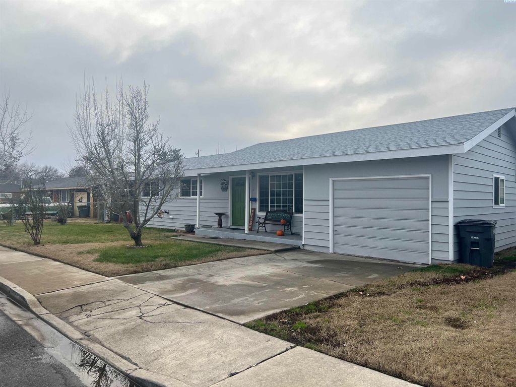 Photo of 1427 S 7th St, Sunnyside, WA 98944 (MLS # 289565)