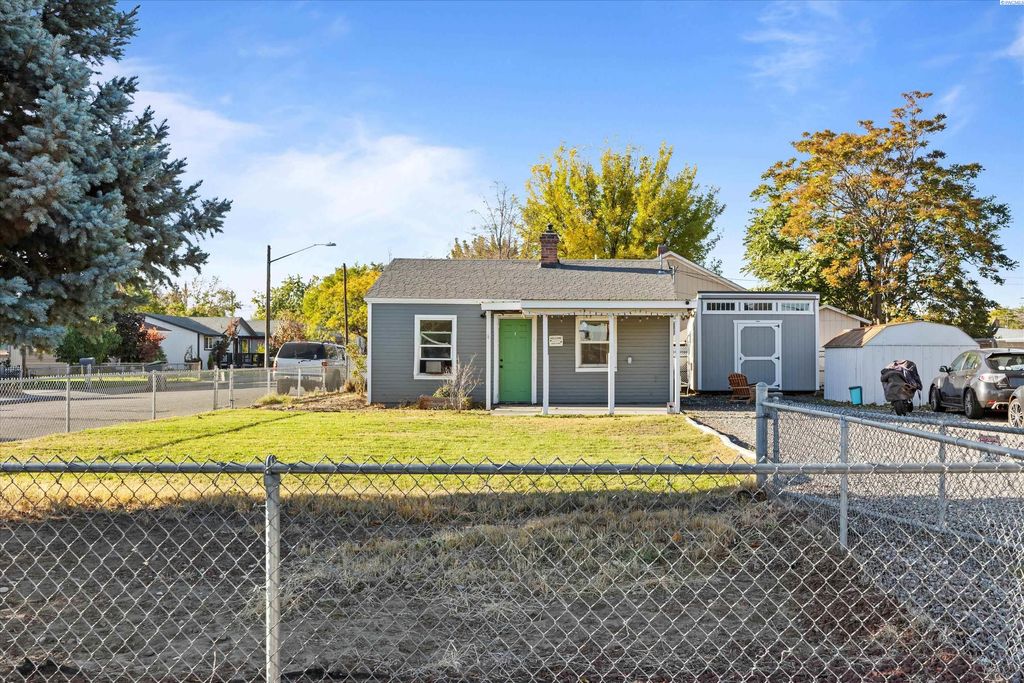 Photo of 734 E 6th Ave, Kennewick, WA 99336 (MLS # 288346)