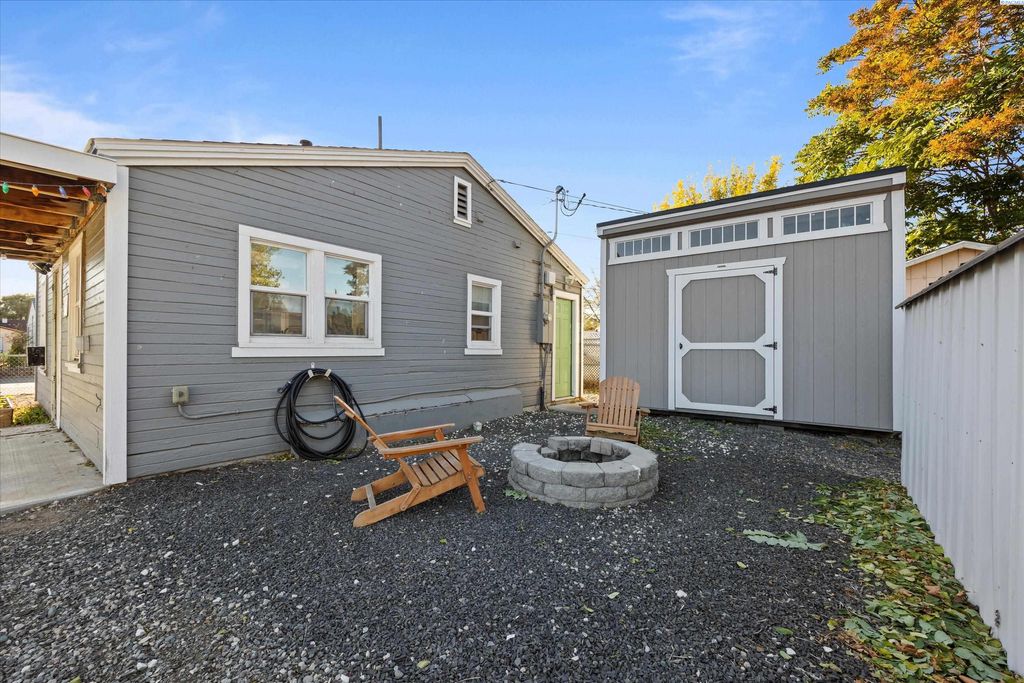 Photo of 734 E 6th Ave, Kennewick, WA 99336 (MLS # 288346)