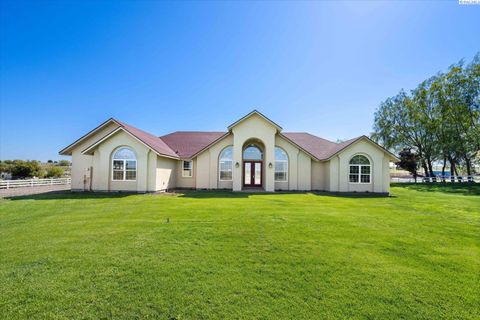 Photo of 420 Tuck Rd, Eltopia, WA 99330 (MLS # 292845)