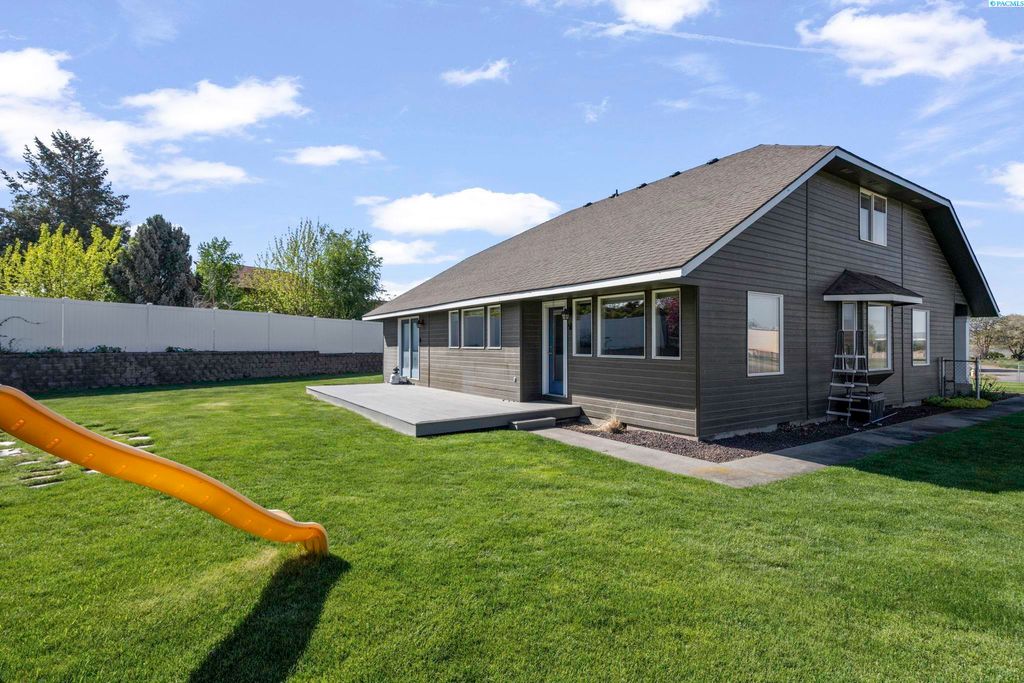 Photo of 11021 View Lane, Pasco, WA 99301 (MLS # 291211)