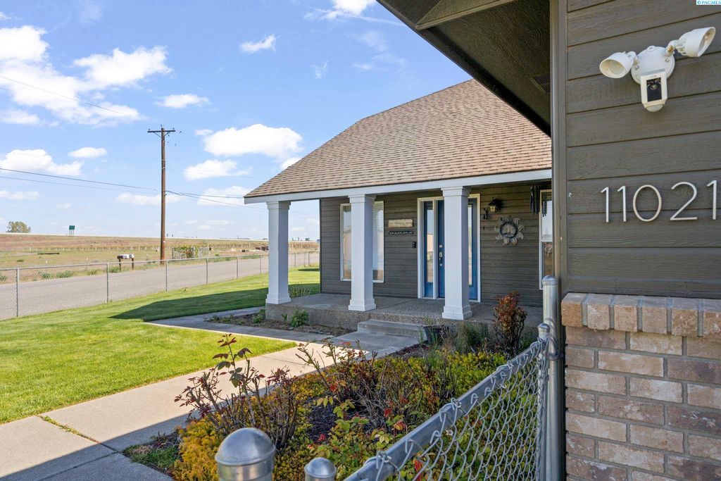 Photo of 11021 View Lane, Pasco, WA 99301 (MLS # 291211)