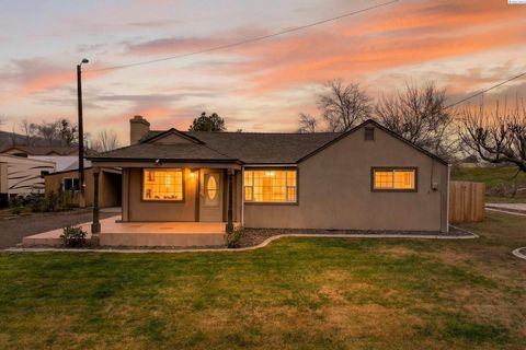 Photo of 901 13th Street, Benton City, WA 99320 (MLS # 290194)