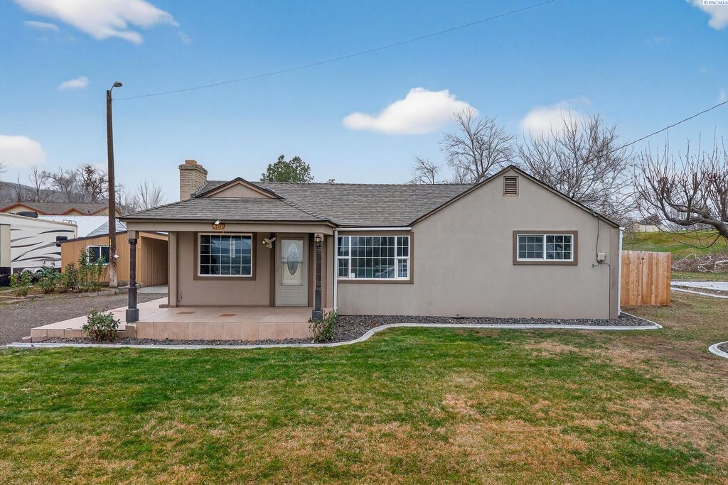 Photo of 901 13th Street, Benton City, WA 99320 (MLS # 290194)