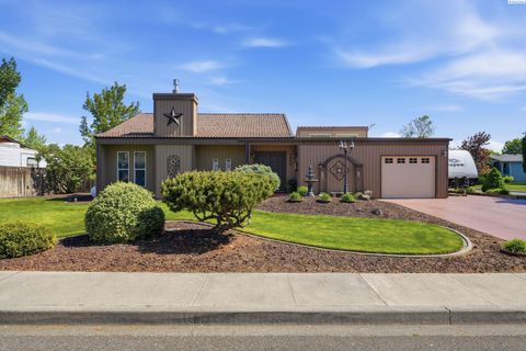 Photo of 1909 Cypress Place, Richland, WA 99354 (MLS # 292580)
