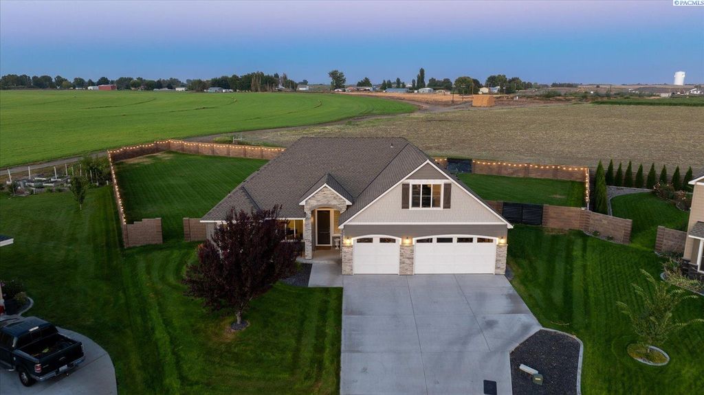 Photo of 11200 Mathews Dr, Pasco, WA 99301 (MLS # 289176)