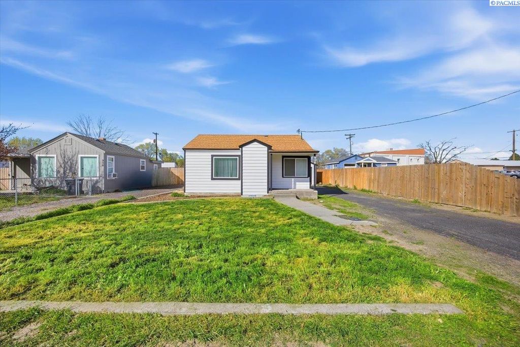 Photo of 906 Chris Ave, Benton City, WA 99320 (MLS # 291572)