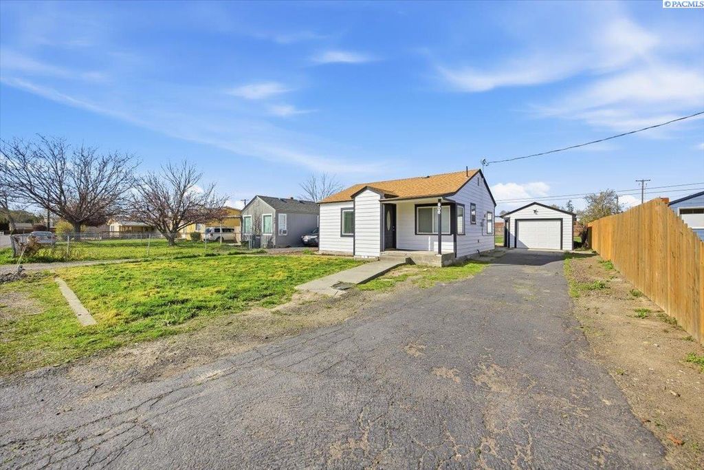 Photo of 906 Chris Ave, Benton City, WA 99320 (MLS # 291572)