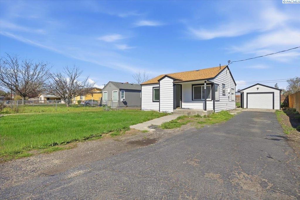 Photo of 906 Chris Ave, Benton City, WA 99320 (MLS # 291572)