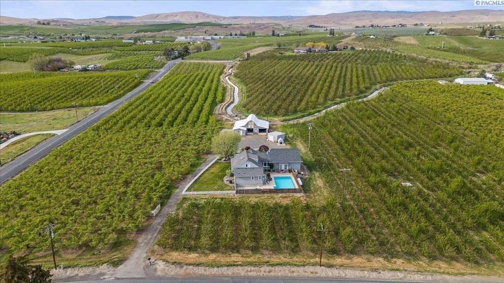 Photo of 31 Gilbert Rd, Zillah, WA 98953 (MLS # 292231)