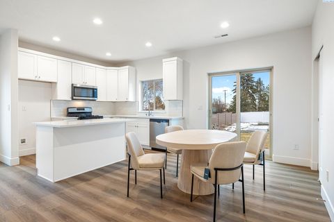 Photo of 1009 S Underwood Pl, Kennewick, WA 99337 (MLS # 289698)