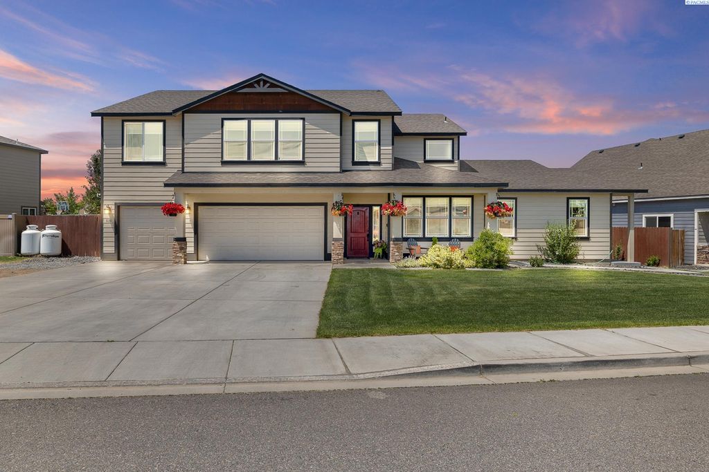 Photo of 629 Pinnacle Dr, West Richland, WA 99353 (MLS # 291080)
